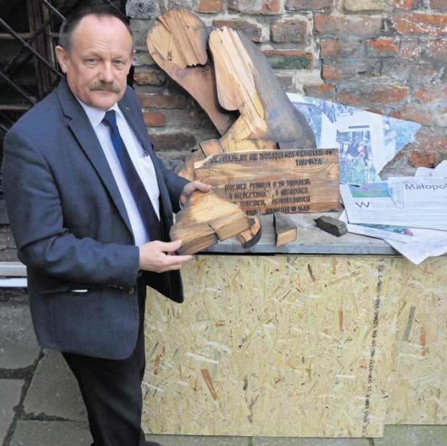 Andrzej Szpunar prezentuje ocalałe fragmenty pomnika Pamięci Romów. Muzeum będzie teraz zabiegać o jego odrestaurowanie