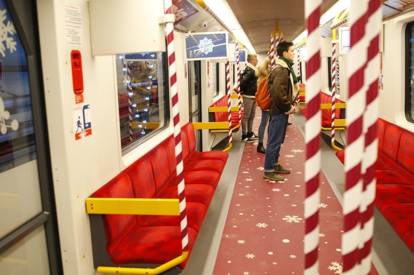 Świąteczne metro ponownie w Warszawie. Przyozdobione wagony ruszą w miasto 6 grudnia