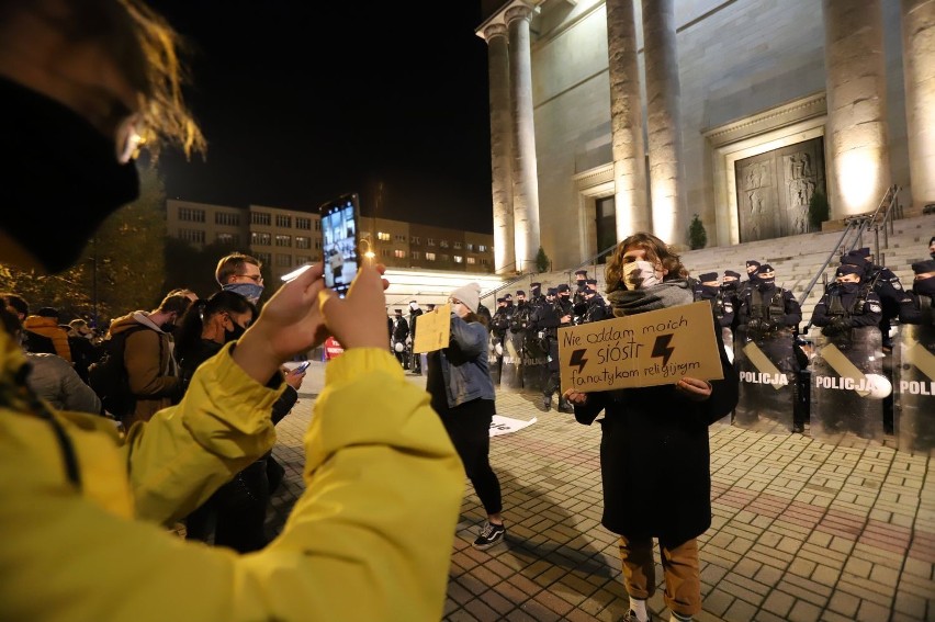 Strajk kobiet w Katowicach. Doszło do przepychanek. Policja zatrzymała kilka osób. Zdjęcia z soboty 24.10.2020