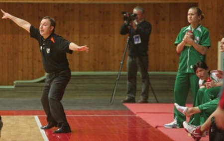 Trener Mirosław Orczyk bardzo przeżywał występ rybnickich koszykarek w turnieju w Bańskiej Bystrzycy