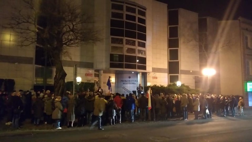 Protest w obronie sądów w Tomaszowie Maz. Przed sądem rejonowym protestowało około stu osób [ZDJĘCIA]