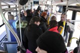 Kraków: tłok w autobusie linii 208. Pasażerowie nie mogą wsiąść do pojazdu