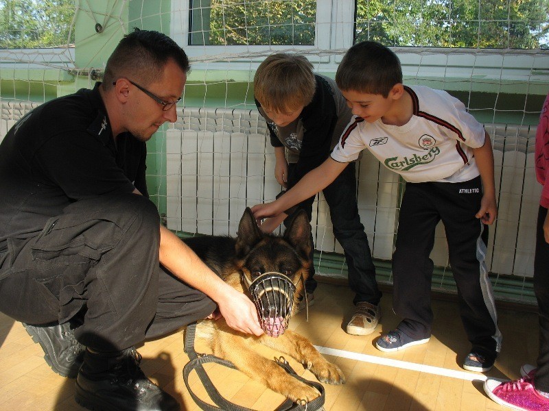 Opolscy policjanci odwiedzili uczniów z Zagłoby koło...