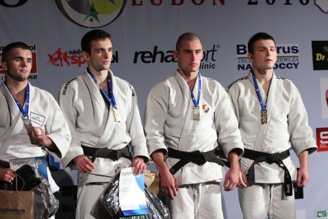 Krystian Jurowski ( drugi od lewej ) - po dekoracji na ubiegłorocznych Młodzieżowych Mistrzostwach Polski w judo.