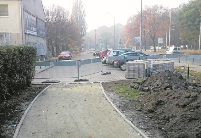 Ta droga rowerowa dalej pobiegnie środkiem parkingu