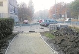 Nowa droga rowerowa na Sępolnie przebiega przez środek parkingu