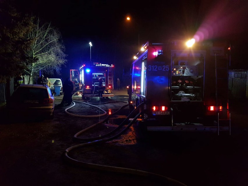Pożar domu w Wawrze. Policjanci uratowali dwie kobiet i zatrzymali podpalacza