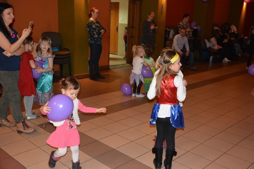 Karnawałowa zabawa dla dzieci z gminy Lipce Reymontowskie [ZDJĘCIA]