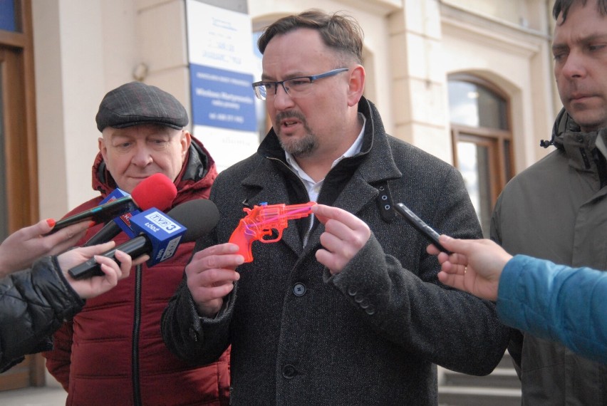 Happening radnych PiS w Piotrkowie. Różowy pistolet na wodę dla "barona Platformy Obywatelskiej" - ZDJĘCIA