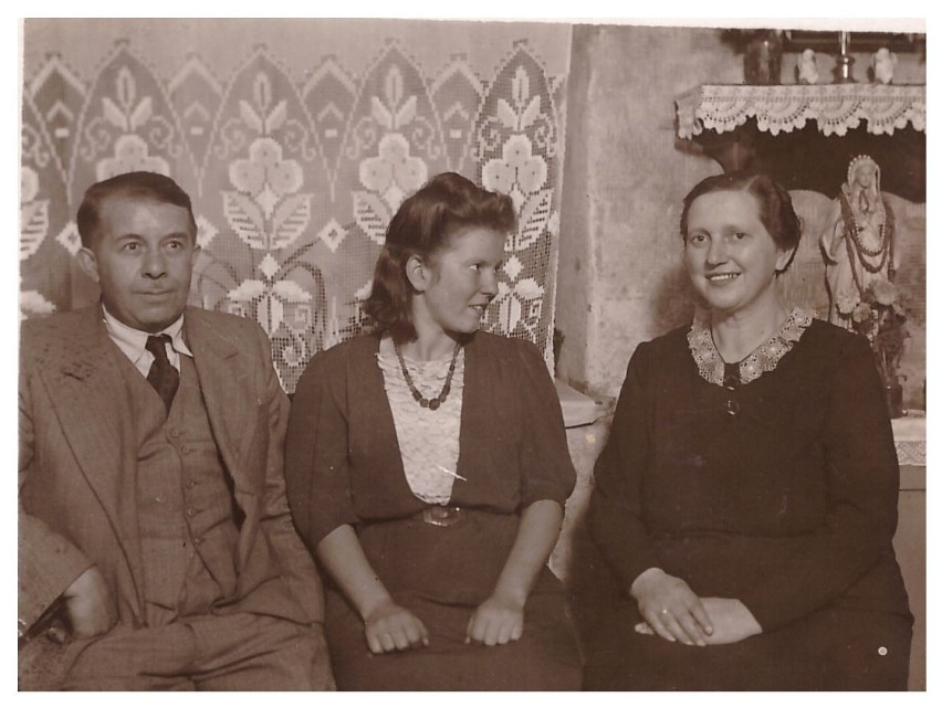 Józef Chmielarz z żoną i córką na pamiątkowym zdjęciu z...