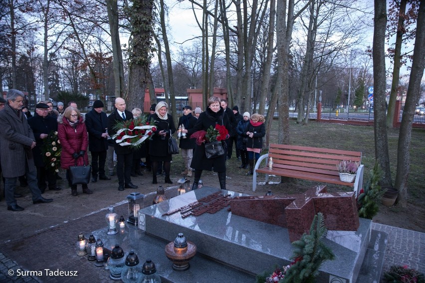 Druga rocznica śmierci prezydenta. Kwiaty i znicze na grobie Sławomira Pajora