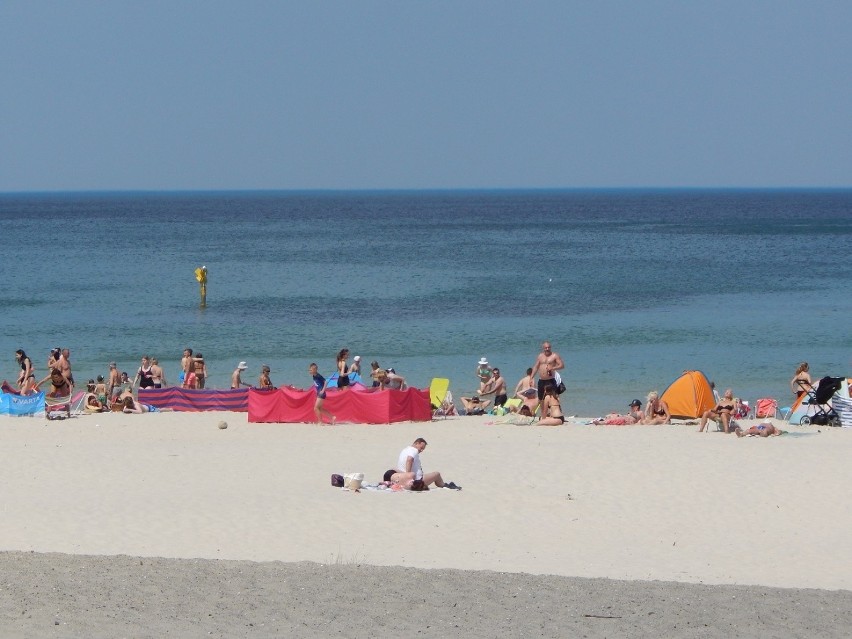 Upalna pogoda przyciągnęła tłumy plażowiczów do Ustki