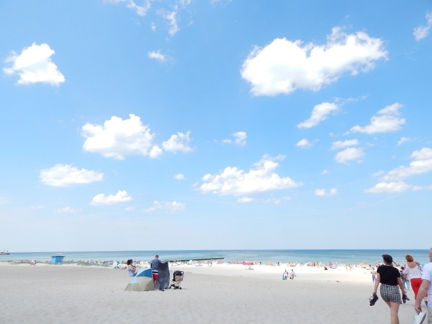 Upalna pogoda przyciągnęła tłumy plażowiczów do Ustki