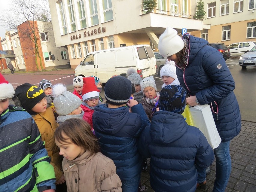 Tradycyjnie od kilku lat w dniu św. Mikołaja przedszkolaki i...