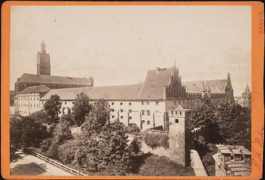 Stare zdjęcia zamku w Malborku z zasobów gdańskiego muzeum