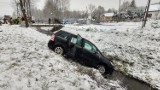 Wypadek w Polnej obok Grybowa. W wyniku zderzenia dwóch samochodów osobowych jeden z nich wpadł do potoku. Kierowca był zakleszczony