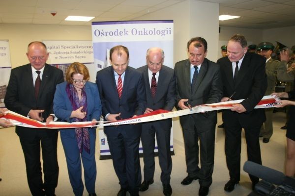 Przecięcie wstęgi nożyczkami chirurgicznymi symbolicznie zainaugurowano pracę Ośrodka