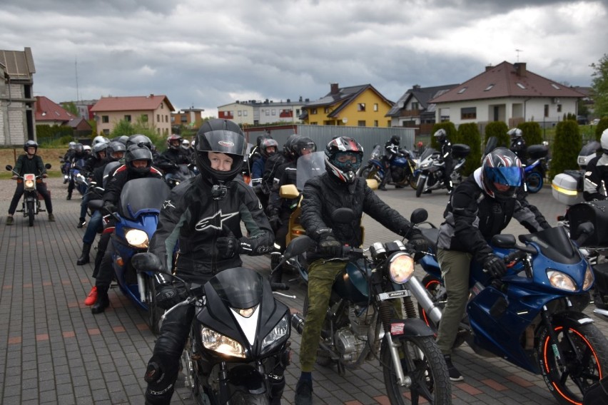 Rozpoczęcie sezonu motocyklowego w Kościerzynie 2021. Miłośnicy jednośladów przejechali ulicami miasta [ZDJĘCIA]