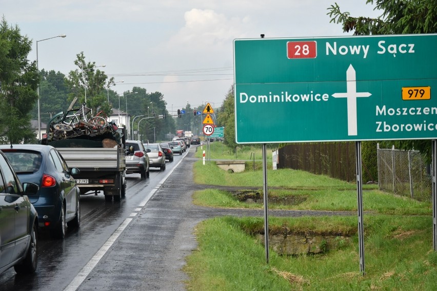 Gorlice. Mieszkańcy Osiedla Skrzyńskich proszą o chodnik przy krajówce. Przechodzenie przez ruchliwą drogę, to przepis na tragedię