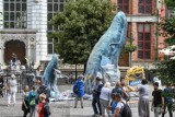 Na Długim Targu w Gdańsku pojawiły się dwa wieloryby. Ekolodzy promują akcję "Bez plastiku" [zdjęcia]