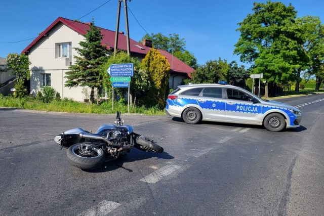 Kierująca renault 28-letnia mieszkanka powiatu włocławskiego nie upewniła się, co do możliwości wykonania bezpiecznego manewru skrętu w lewo i nie ustępując pierwszeństwa jadącemu z przeciwnego kierunku ruchu motocykliście uderzyła w jednoślad.