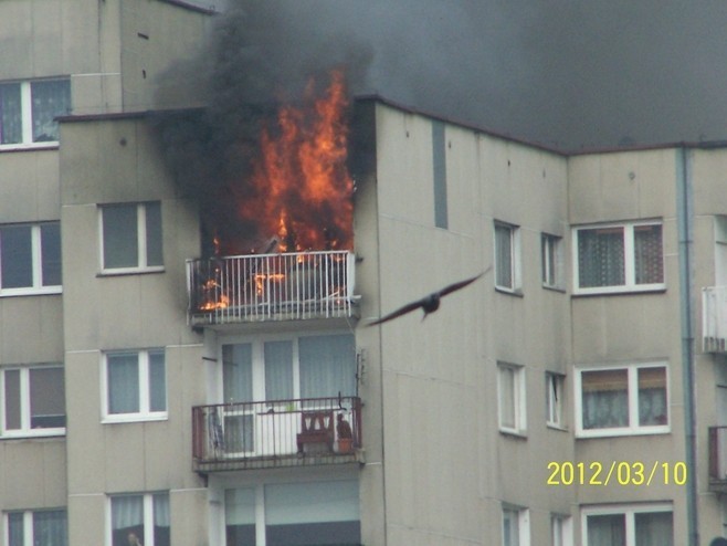 Dąbrowa Górnicza: Pożar i wybuch w bloku na Manhattanie przy ul. Piłsudskiego. Jedna osoba nie żyje