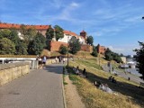 Krakowianie już rozpoczęli długi weekend. Upalna pogoda zachęcała do spędzania czasu nad Wisłą i wypoczynku na Błoniach [ZDJĘCIA]