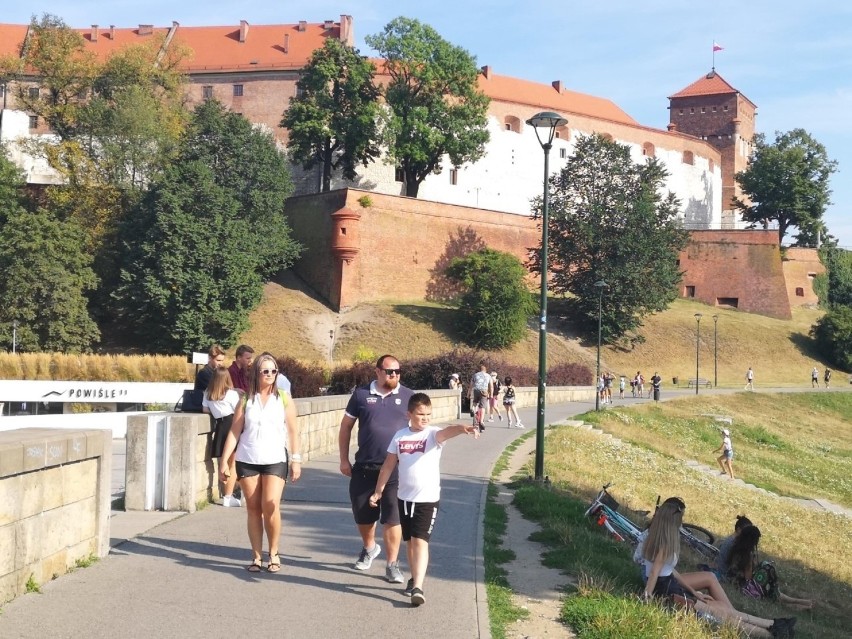 Krakowianie już rozpoczęli długi weekend. Upalna pogoda zachęcała do spędzania czasu nad Wisłą i wypoczynku na Błoniach [ZDJĘCIA]