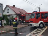 Wypadek wozu straży pożarnej w Sokółce. Samochód wjechał w dom koło kościoła. Są ranni [WIDEO, ZDJĘCIA]