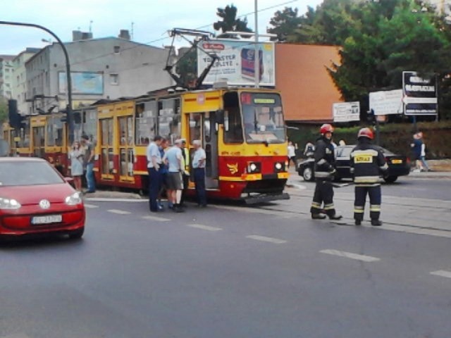 źródło: Wypadek na Przybyszewskiego. Tramwaj zderzył się z osobówką [ZDJĘCIA]