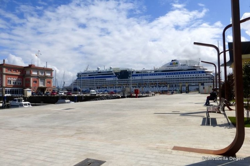 Widok na transatlantyk AIDAbella i budynki portowe....