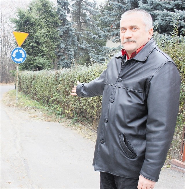 Wojciech Kantor z ul. Czarnogórskiej nie ma wątpliwości, że bez chodnika jest niebezpiecznie