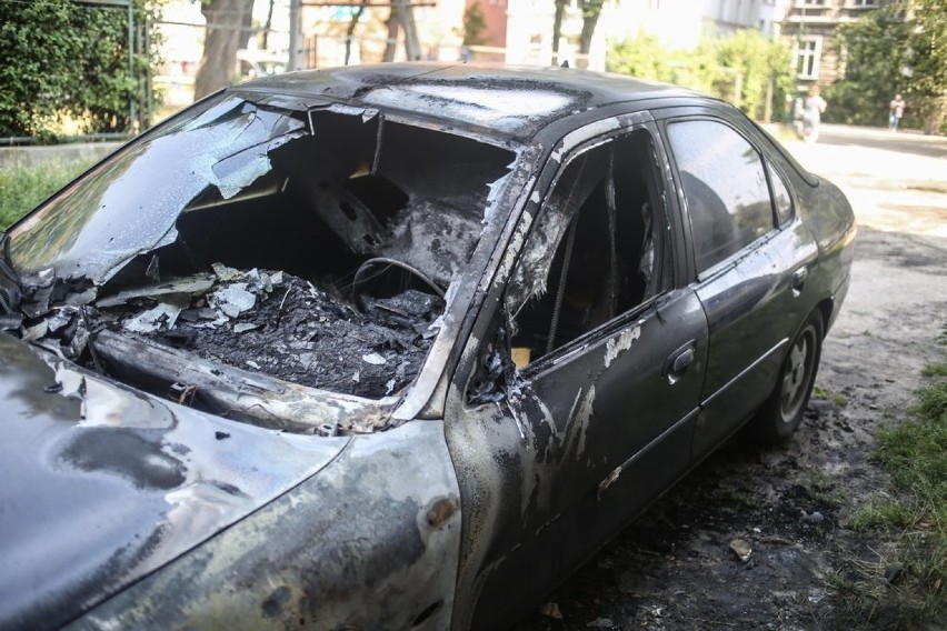 Gdańsk ul. Wróbla 1. W nocy 12.08.2015 na parkingu spłonął...