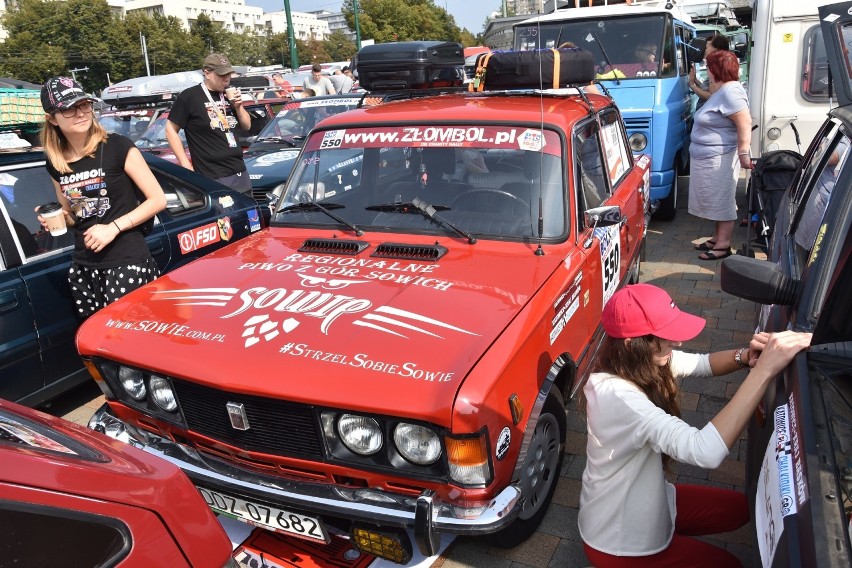 Złombol 2018: Ponad 800 aut rodem z PRL wyruszyło z Katowic...