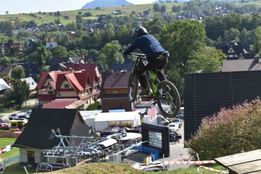 Zakopane. Rowerowe szaleństwo na Harendzie. Downhillowcy opanowali stok narciarski 