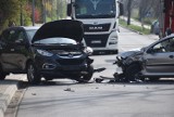 Uwaga! Wypadek! Czołowe zderzenie dwóch aut na Chrobrego w Krośnie Odrzańskim. Droga zablokowana. Potężne korki