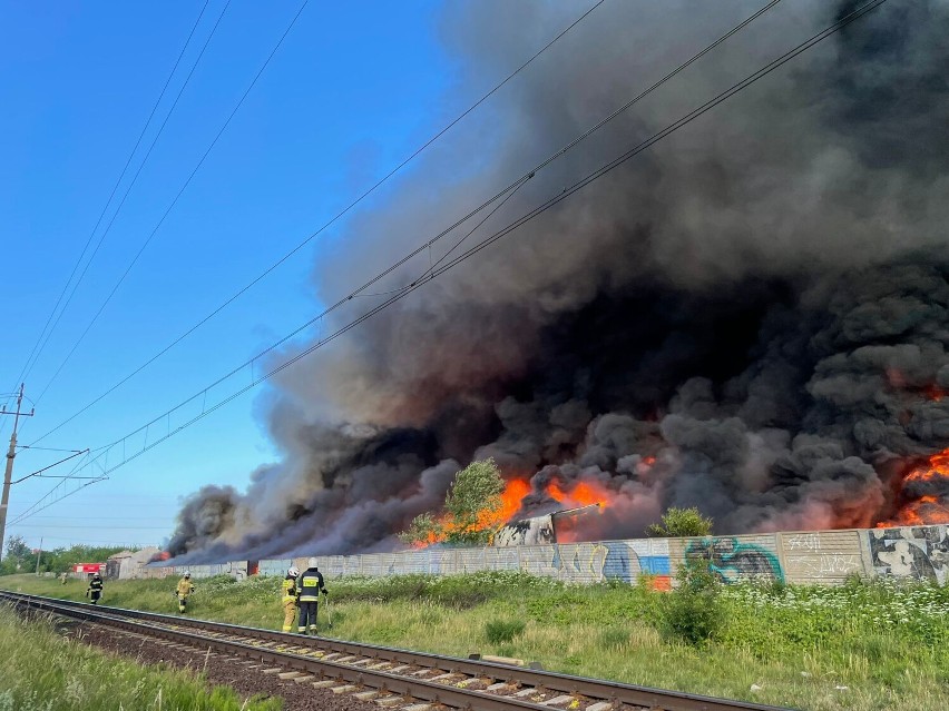 Ogromny pożar złomowiska w Lęborku (23.06.2022