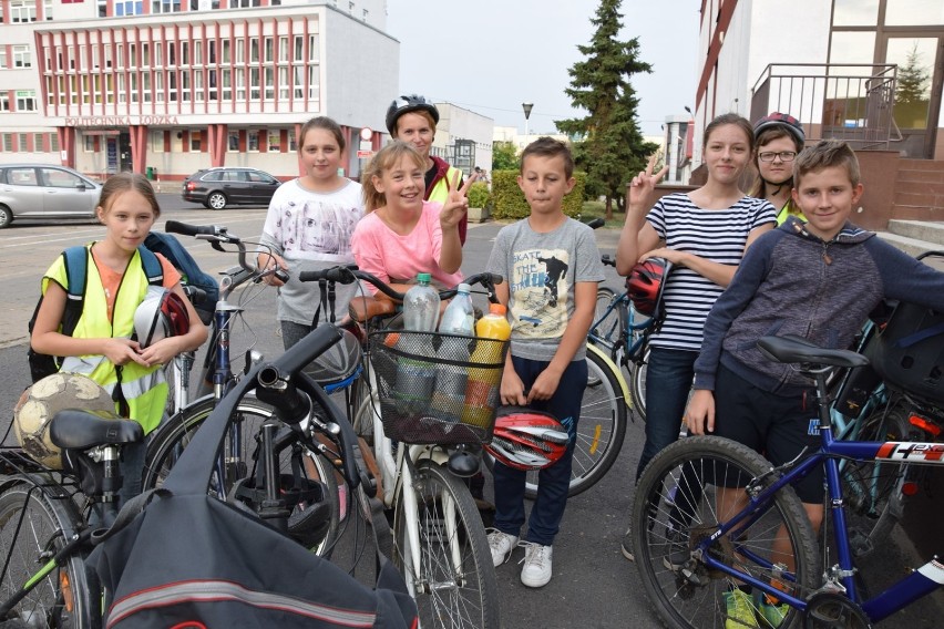 Rajd szlakiem walk nad Wartą sieradzkiego PTTK 2016. W trasę wybrało się blisko 250 turystów