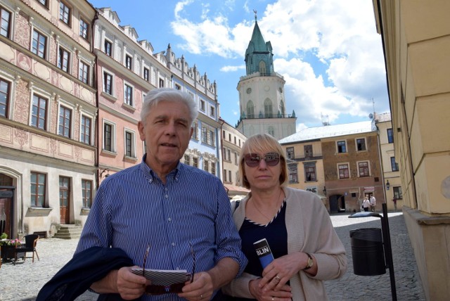 Alina i Wiesław Kruk z Warszawy
-&nbsp;Byliśmy już w Lublinie. Tym razem, niestety, przyjechaliśmy do waszego miasta na pogrzeb i teraz, po ceremonii, przechadzamy się po Starym Mieście -  powiedzieli nam Alina i Wiesław Kruk z Warszawy, których spotkaliśmy obok Trybunału Koronnego. - Za każdym razem, gdy tu wracamy, obserwujemy, jak zmienia się miasto. Znamy historię Lublina, mamy też do niego sentyment rodzinny. Zawsze chętnie tu wracamy - zapewniali małżonkowie.