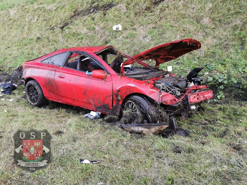 Wypadek na autostradzie A4 w Chrzanowie. Samochód dachował, cztery osoby ranne. W akcji helikopter LPR