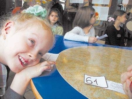 Zawstydzona 5-letnia Diana Jojko przez cały czas chowała twarzyczkę w dłoniach. Fot. BB