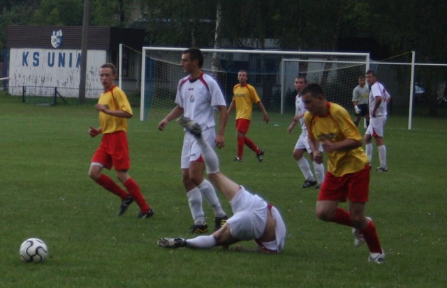 Na inaugurację sezonu Stradom (żółto-czerwone stroje) przegrał w Strzemieszycach z Zagłębiakiem aż 1:5