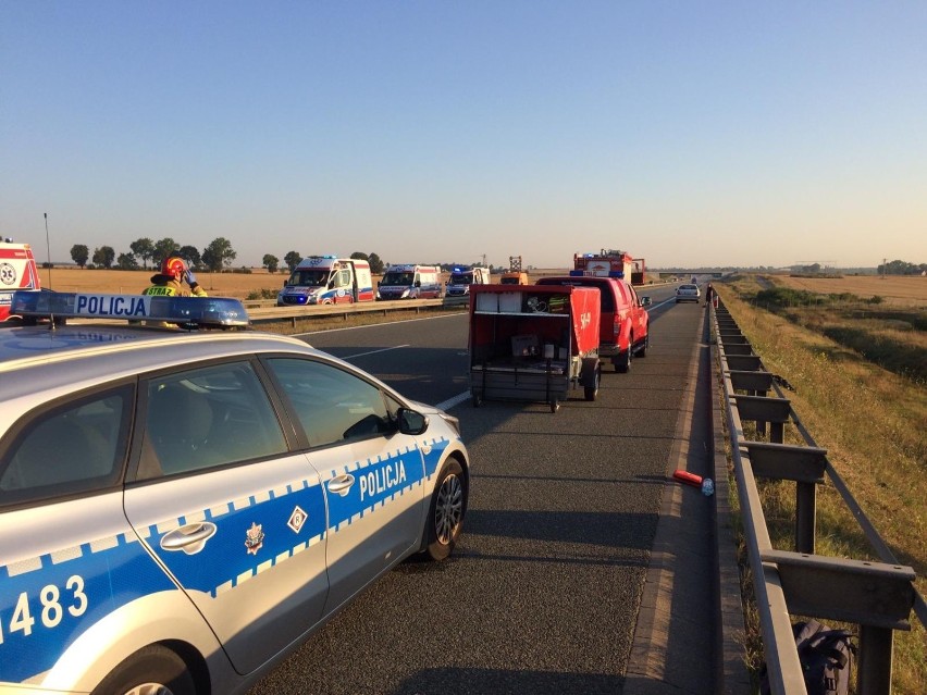 Wypadek autokaru z dziećmi na autostradzie A1 na wysokości Tczewa. 31 osób rannych