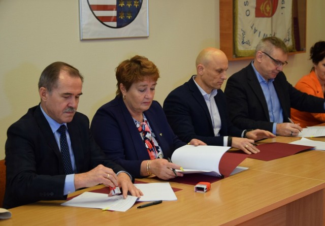 Podpisanie umowy na remont Mickiewicza w Ostrowcu. Więcej na kolejnych zdjęciach