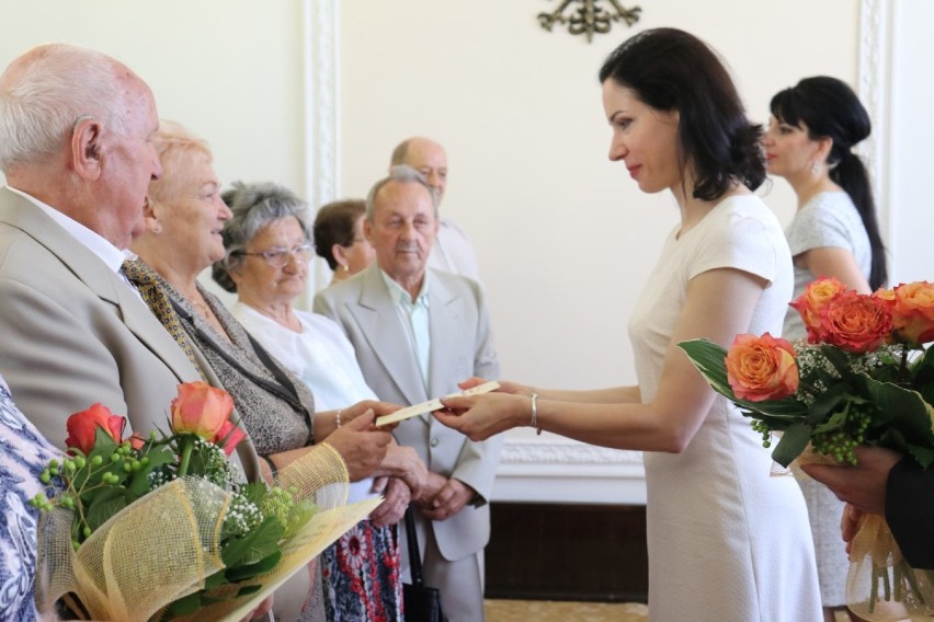 Złote gody w Piekarach Śląskich. Medale, kwiaty i życzenia ZDJĘCIA