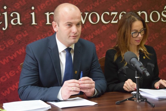 Burmistrz Krzysztof Kułakowski i skarbnik Marzena Rzymek podczas prezentacji projektu budżetu gminy Świecie na rok 2020.