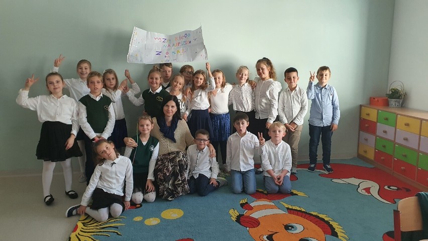 Klasa 2D z nauczycielem Anną Karsznią-Żukowską ze Szkoły Podstawowej w Pogórzu