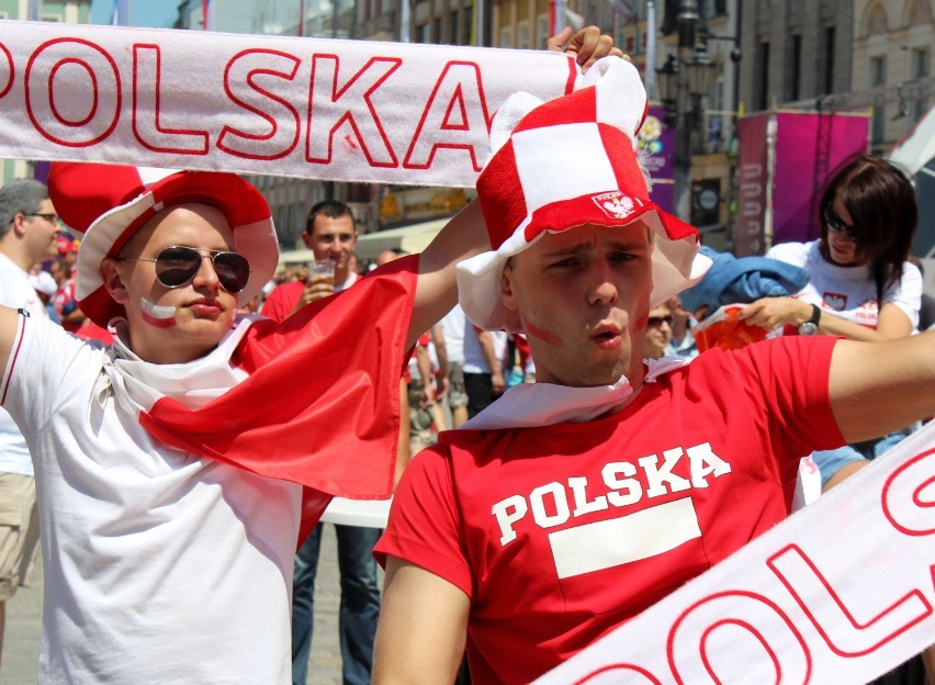 Kibice schodzą się do strefy kibica i już dopingują Polskę.