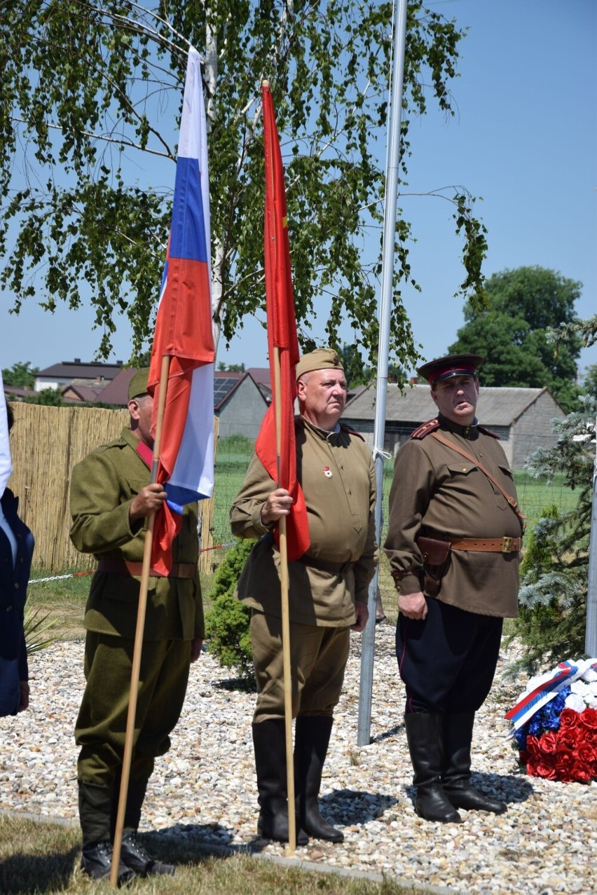 Uroczystość przy pomniku "Pogromcom hitleryzmu" w Młynisku k. Wielunia ZDJĘCIA, WIDEO