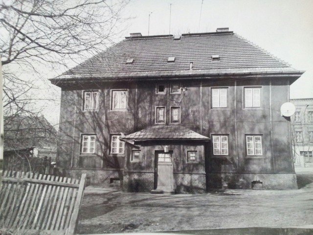 Jeden z naszych najsłynniejszych zabytków. Stalowy dom w Zabrzu powstał w 1927 roku zaledwie w 26 dni. Dziś to spuścizna rodu Donnersmarcków. Stalowy dom mieści się przy ul. Cmentarnej 7d. To zdjęcie zrobiono 10 marca 1995 roku.

Zobacz nasz nowy serwis o zabrzańskiej historii